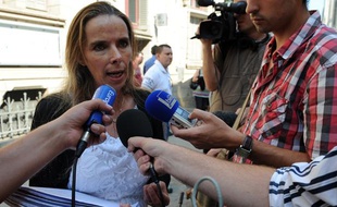 Nadine Hourmant, déléguée FO chez le volailler Doux, répond aux médias, le 19 juillet 2013 à Quimper.