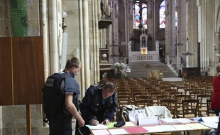 Des policiers dans l'église Saint-Leu, à Paris, le 17 septembre 2016.