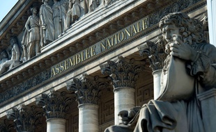 Illustration: Le fronton de l’Assemblée nationale, à Paris.