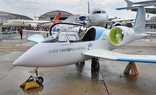 Un prototype d'avion électrique présenté par EADS au salon du Bourget en juin 2013.