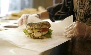 Un bagel préparé dans une boutique parisienne, le 14 septembre 2015