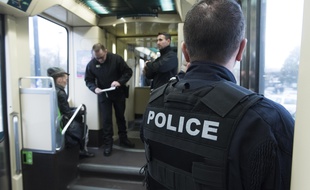 Forces de l'ordre et agents de la tam dans un tramway à Nantes