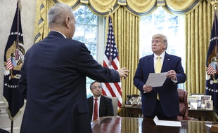 Le vice-Premier ministre chinois, Liu He (de dos) et Donald Trump à la Maison-Blanche le 11 octobre 2019.