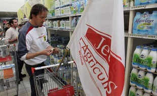 Des producteurs de lait en colère au Carrefour de Givors (Rhone) le 28 mai 2009.