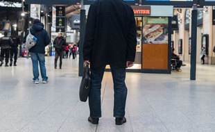 Un usager des transports en commun gare Saint-Lazare à Paris, le 22 mars 2018, jour de grève des cheminots.