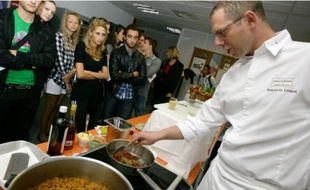 Emmanuel Lehrer a détaillé chaque étape de sa recette aux étudiants de l'Idrac.