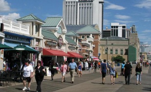 Le casino Trump Plaza vu depuis la promenade d'Atlantic City, le 15 septembre 2014