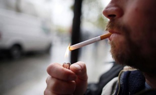 Les taxes sur le tabac reversées au budget de la Sécu vont augmenter au 1er juillet prochain, ce qui devrait aboutir à une nouvelle hausse des prix, a annoncé le gouvernement lundi en présentant le projet de loi de financement de la Sécurité sociale pour 2013.
