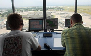 Des perturbations importantes étaient à prévoir mardi dans les aéroports parisiens de Roissy et Orly, en raison d'un mouvement de grève des contrôleurs aériens de l'aviation civile, a-t-on appris auprès d'Aéroports de Paris (ADP).