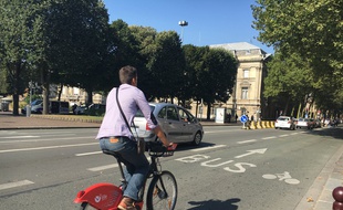 Lille, le 8 septembre 2016 - Un cycliste sur le boulevard de la liberte, a Lille