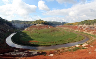 Le lac de Guerlédan lors de l'assec. Ici le barrage le 20 octobre 2015.