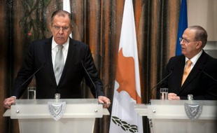 Le chef de la diplomatie russe Sergueï Lavrov (g) aux côtés de son homologue chypriote Ioannis Kasoulidès à Nicosie le 2 décembre 2015