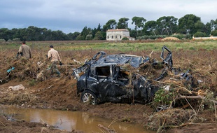 Une voiture après les inondations à La Londe-les-Maures, le 28 novembre 2014.