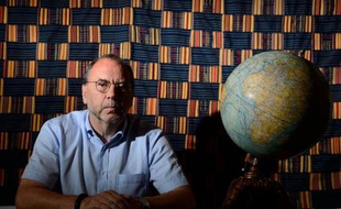 Le professeur belge Peter Piot, co-découvreur du virus Ebola, écarte dans une interview à l'AFP, l'éventualité d'une épidémie majeure hors d'Afrique, le 30 juillet 2014 à Londres