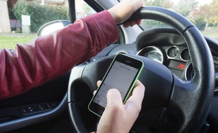 En 2019, 6 % des automobilistes utilisent leur portable en conduisant. (Illustration)