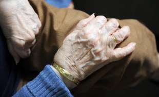 Les mains d'une personne âgée
