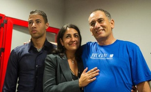 Le médecin cubain Felix Baez avec sa femme et son fils à son arrivée à l'aéroport de La Havane, le 6 décembre 2014