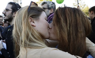 Un couple de femme lors d'une manifestation contre la Manif pour tous en 2016.