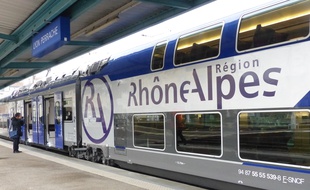 Lyon, le 19 novembre 2014. La première rame TER Regio2N vient d'être livrée en Rhône-Alpes. D'ici à mi-2016, 40 rames de ce type, conçues par Bombardier Transport, doivent être déployées sur le réseau ferroviaire Rhônalpin sur les lignes les plus fréquentées.