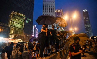 Des manifestants avec leur parapluie dimanche 18 août 2019 à Hong Kong.