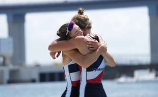 Laura Tarantola et Claire Bové, heureuses comme des gamines sur le podium.