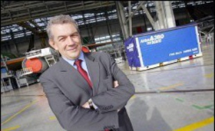 La maison mère d'Airbus, EADS, compte accepter la démission du PDG de l'avionneur européen, Christian Streiff, qui serait remplacé par le co-président français d'EADS Louis Gallois, a indiqué lundi à l'AFP une source proche du dossier.