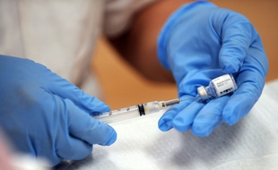 La pétition mettait en cause la présence d'"aluminium et de formaldéhyde, deux substances dangereuses voire très dangereuses pour l'humain et en particulier le nourrisson", dans un vaccin