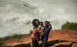 Une famille prend un selfie au bord du Nil en Ouganda (illustration).
