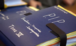 Un dossier concernant l'affaire des prothèses mammaires PIP au tribunal à Marseille, le 9 décembre 2013