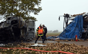 Les secours sur la RN25, entre Arras et Doullens