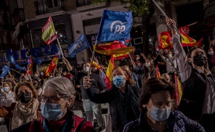 Des partisans du Parti Populaire fêtent devant le siège du parti la victoire d'Isabel Díaz Ayuso, à Madrid le 4 mai 2021.