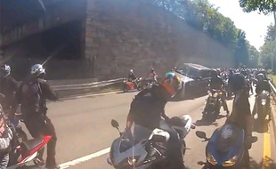 Capture d'écran d'une vidéo de course-poursuite avec des motards à New York