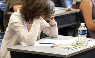 Une candidate du bac pendant l'épreuve de philo en juin 2012 à Montpellier.