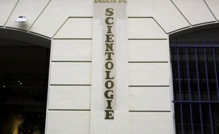 La branche parisienne de l'Eglise de scientologie a cherché jeudi, à l'ouverture de son procès en appel pour escroquerie en bande organisée, à obtenir un renvoi des débats, en invoquant des "pressions" qui seraient exercées sur les juges par le pouvoir exécutif.
