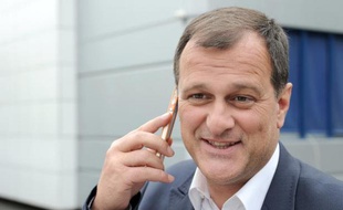 Le vice-président du Front national, Louis Aliot, au téléphone à Paris le 26 mai 2014
