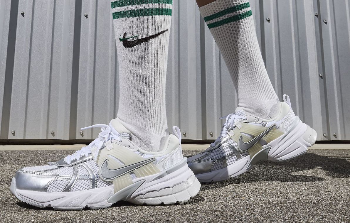 Avec une réduction de 30%, ces sneakers V2K Hobble font sensation sur le Nike Store thumbnail