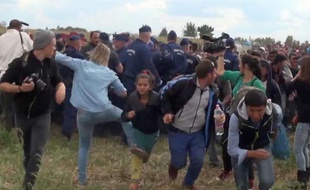 Capture d'une vidéo montrant la journaliste hongroise Petra Laszlo faire un croche-patte à une jeune réfugiée près de laa frontière serbo-hongroise.