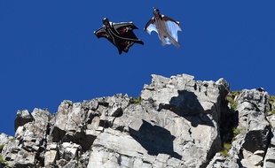 Saut en wingsuit, ici des hauteurs de Chamonix. Illustration.