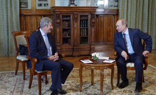 Le président russe Vladimir Poutine s'entretient avec l'eurodéputé français Philippe de Villiers en Crimée, le 14 août 2014