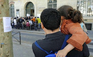 Rassemblement devant l'école de la rue Belliard, à Paris (18e), où une fillette a été hospitalisée, par crainte qu'elle ne soit atteinte de la grippe mexicaine(30 avril 2009).