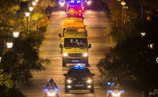Le convoi sanitaire transportant l'aide-soignante espagnole qui a contracté le virus Ebola, le 7 octobre 2014 à Madrid, en Espagne.