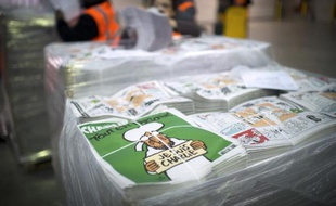 Des exemplaires du "numéro des survivants" de Charlie Hebdo, le 13 janvier 2015