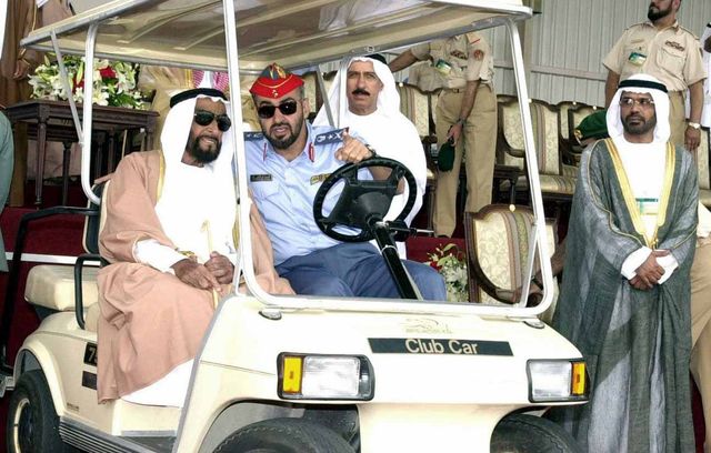 Autre marié très dépensier : le Cheikh Zayed ben Sultan Al Nahyane, ici en 2001 dans sa petite voiturette de golf. Le fondateur des Emirats arabes unis a épousé en 1981 la princesse Salama. Peu de photos sont disponibles mais notons qu’un stade de 20.000 places assises a été construit pour accueillir les festivités. Coup du caprice : 100 millions de dollars.