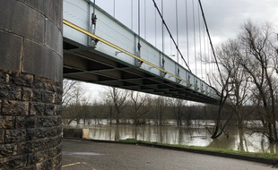 le pont de Vernaison vers Lyon est le seul ouvrage de la métropole a être surveillé en permanence en raison de sa vétusté.