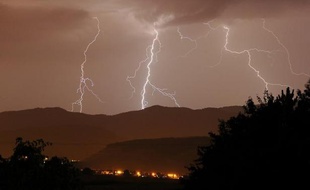 Neuf départements du Sud-Est étaient placés en vigilance orange vendredi soir en raison d'orages intenses, a indiqué Météo-France, qui a en revanche levé la vigilance pour les Landes et les Pyrénées-Atlantiques.