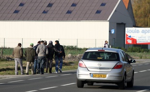 Des migrants sur une route près de Dunkerque, dans le Nord.