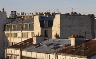 Un bras de fer oppose la mairie de Paris qui souhaite, au nom de l'accès équitable au logement, mettre le holà à l'explosion des locations de meublés dans la capitale, à des agences immobilières et particuliers, qui ont manifesté lundi devant l'Hôtel de Ville.
