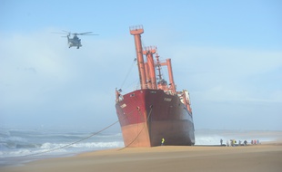 Le Tk Bremen échoué sur la plage d'Erdeven, dans le Morbihan.