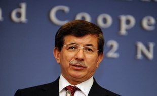 La Turquie a appelé vendredi les sénateurs français à rejeter une proposition de loi sur le génocide arménien qui provoque une grave crise entre Ankara et Paris, où le président français Nicolas Sarkozy tentait de calmer le jeu.