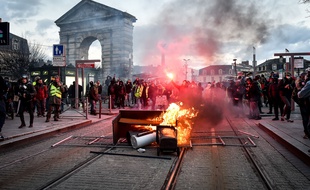 Des gilets jaunes lors d'une manifestation à Bordeaux le 2 février, pour l'acte 12.